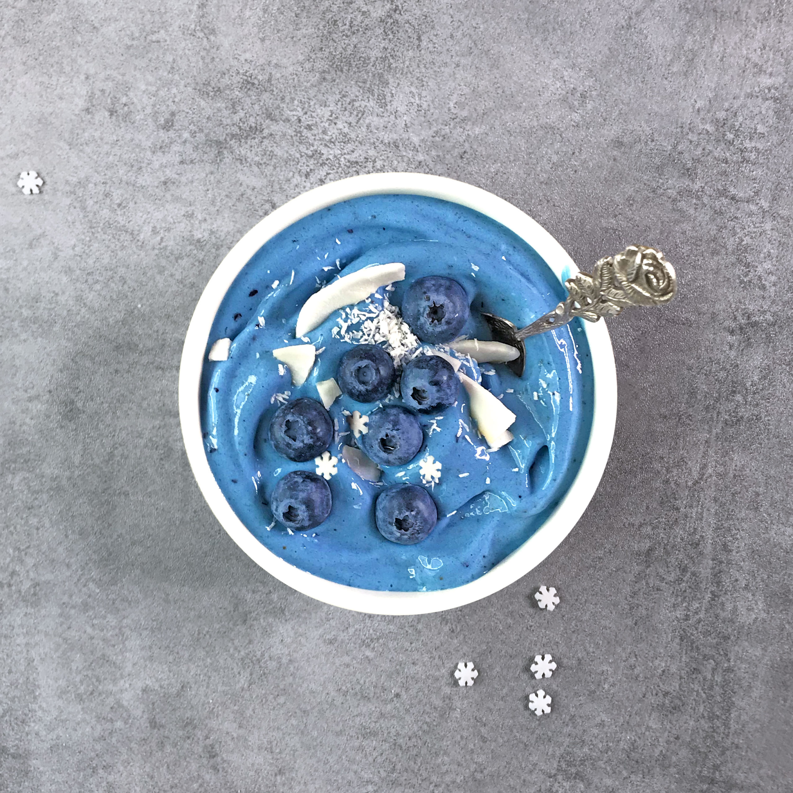 Galaktische Nicecream mit Blaubeeren &amp; Kokos