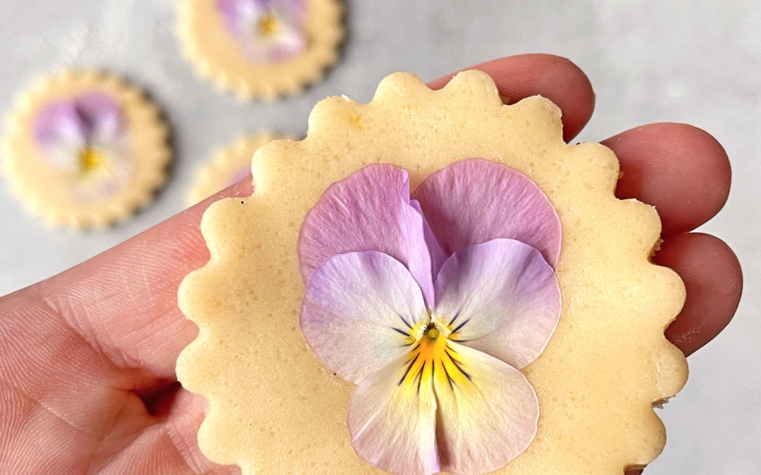 Vegane Butterplätzchen mit Veilchen „Flower Cookies“