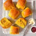 Vegane Kürbis-Milchbrötchen. Weich-fluffig und super saftig durch den zugegebenen Kürbis