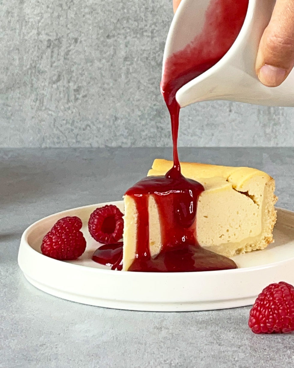 veganer Käsekuchen mit Himbeersauce - einfaches Rezept